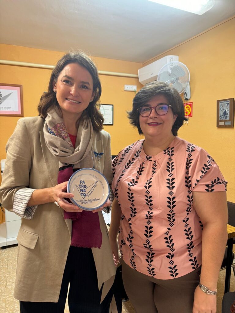 Lidia Rodila recibe un obsequio por su contribución a la formación del personal de limpieza