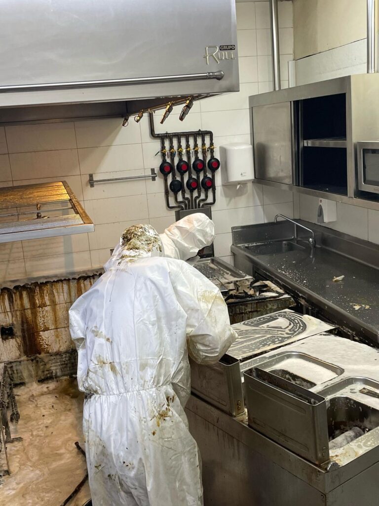 Profesionales de la limpieza de campanas de cocina en Zaragoza