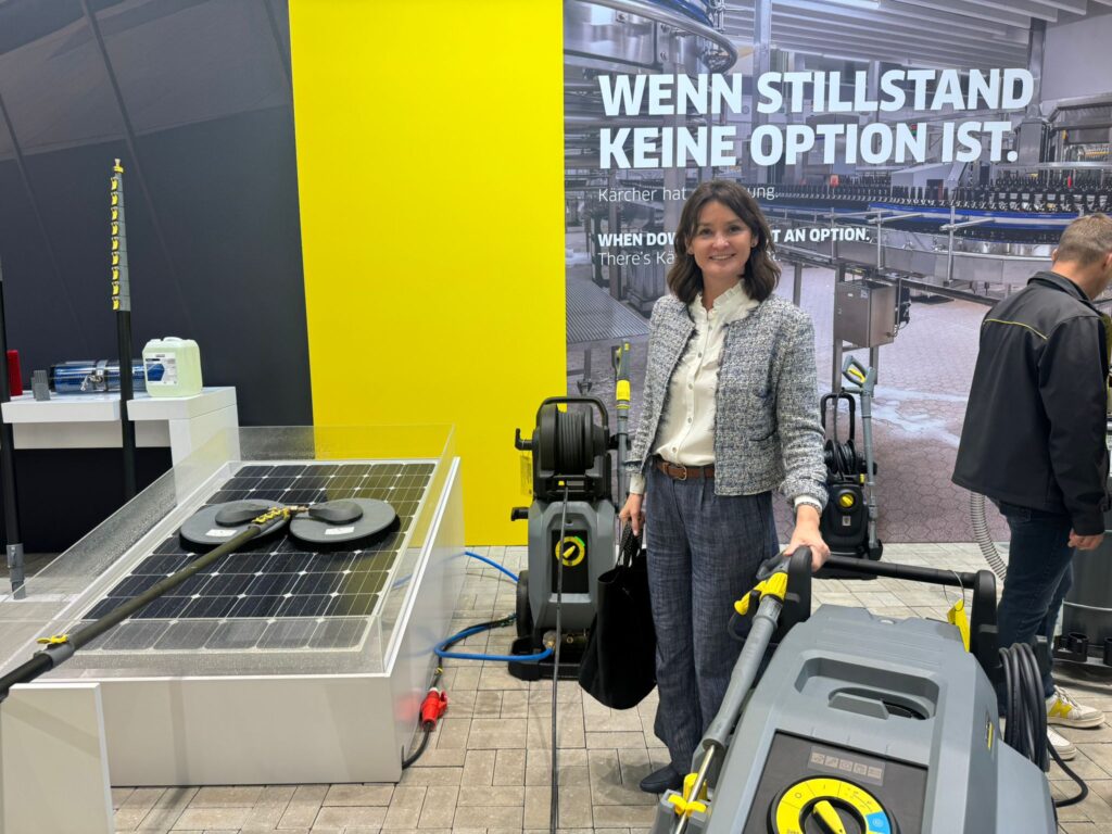 Lidia Rodila conoce nuevos métodos de limpieza de placas solares