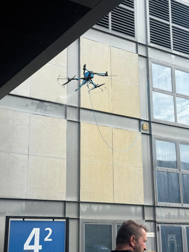 Otra innovación: limpieza de fachadas con drones