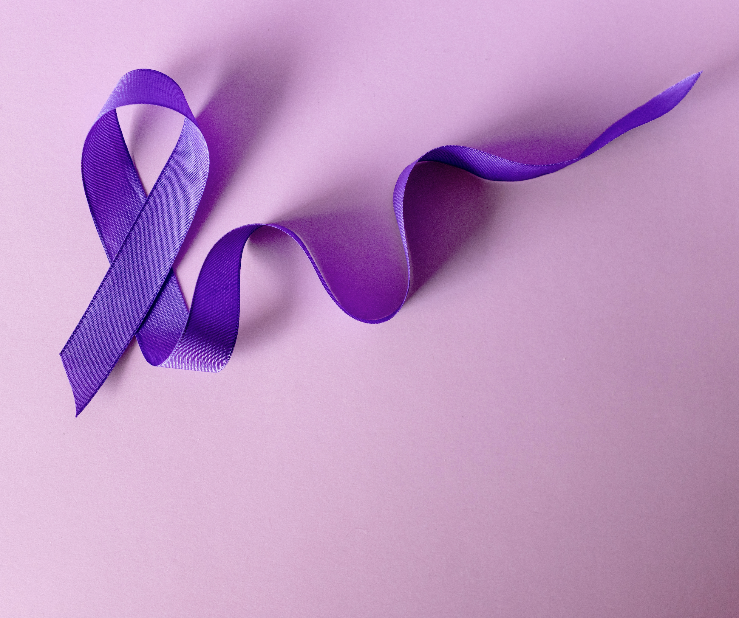 Rodila Plus contra la violencia de género: lazo morado sobre fondo rosa