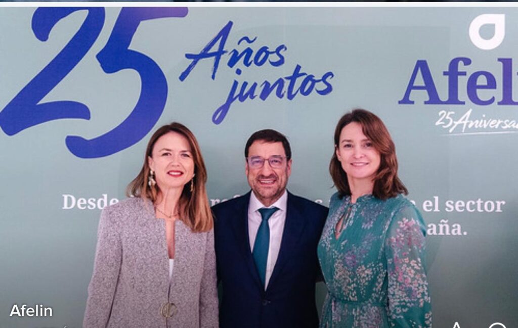 Lidia Rodila posa con los responsables de AFELIN