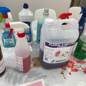 Enseñamos a utilizar productos de limpieza en la Obra Social El Carmen
