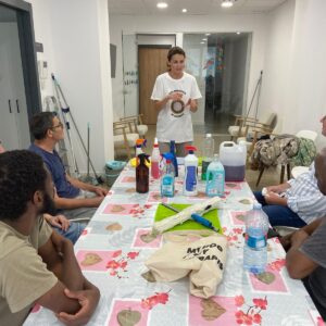 Rodila Plus imparte una clase práctica sobre limpiar a personas que necesitan oportunidades