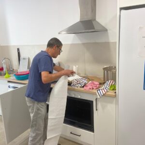 Los presentes se pusieron manos a la obra para limpiar toda la vivienda. ¡Qué ganas de aprender!
